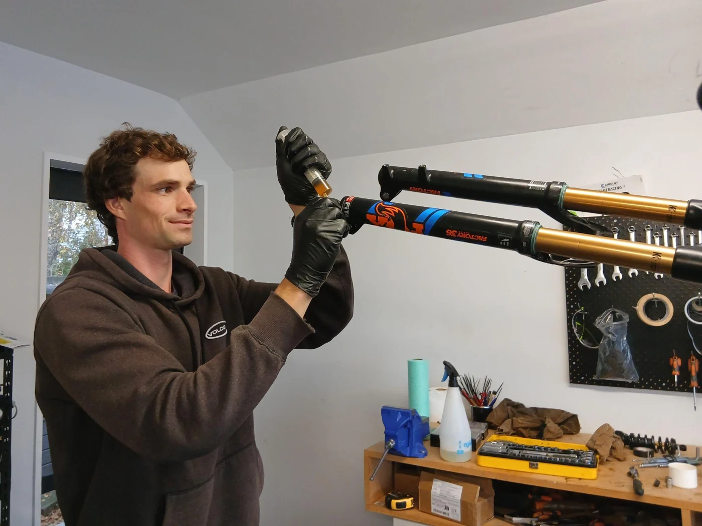 Suspension fork service